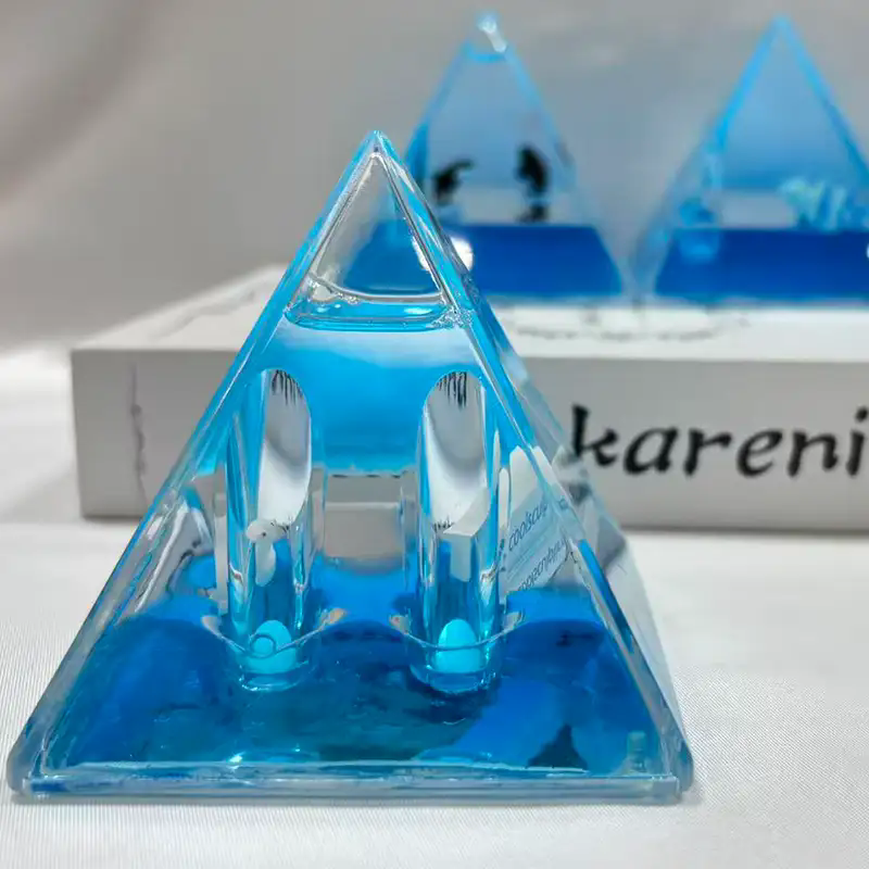 In che modo la decorazione liquida da scrivania Pyramid trasforma il tuo spazio di lavoro?