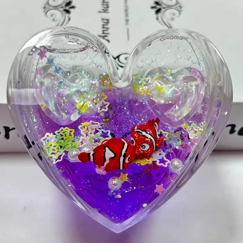 Decorazione da scrivania liquida a cuore grande